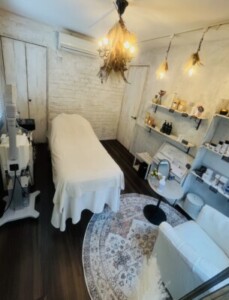 ベッド一台、ソファ一つの非日常プライベート空間でゆっくりお過ごしください